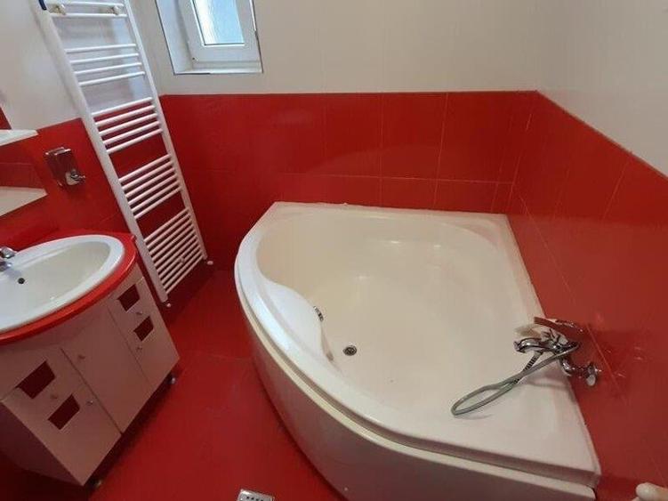 Casă individuală cu 17 camere cu Canalizare în Sud