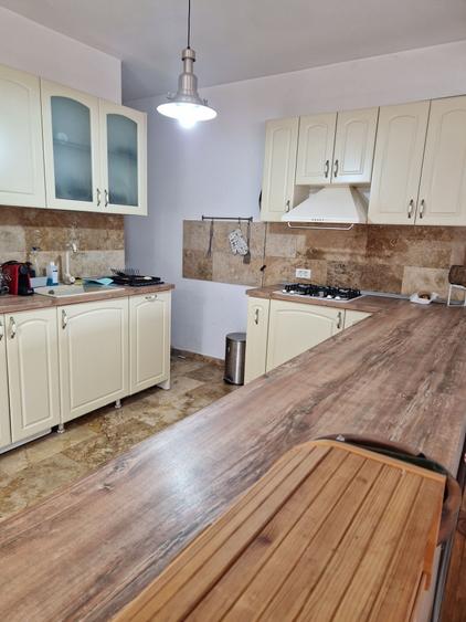 Casă cu 4 camere decomandat în Central