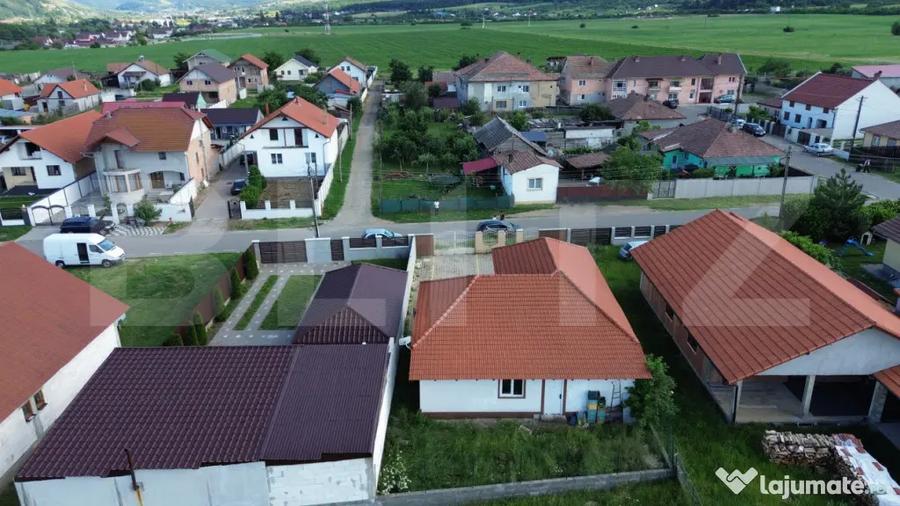 Casă cu 3 camere cu Teren 383 Mp în Petrești