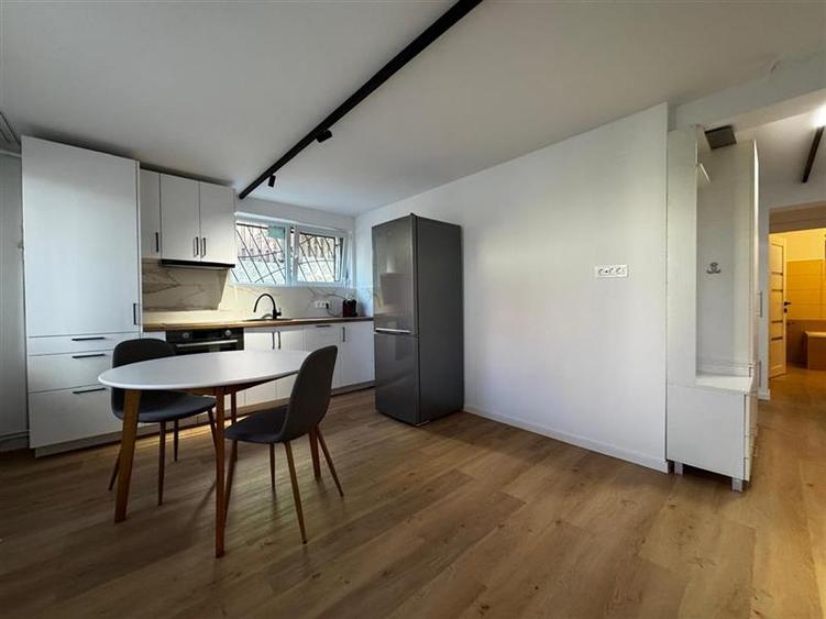 Apartament cu 3 camere semidecomandat, mobilat în Europa