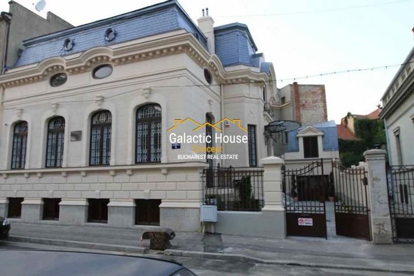 Casă individuală cu 14 camere cu Teren 320 Mp în Central