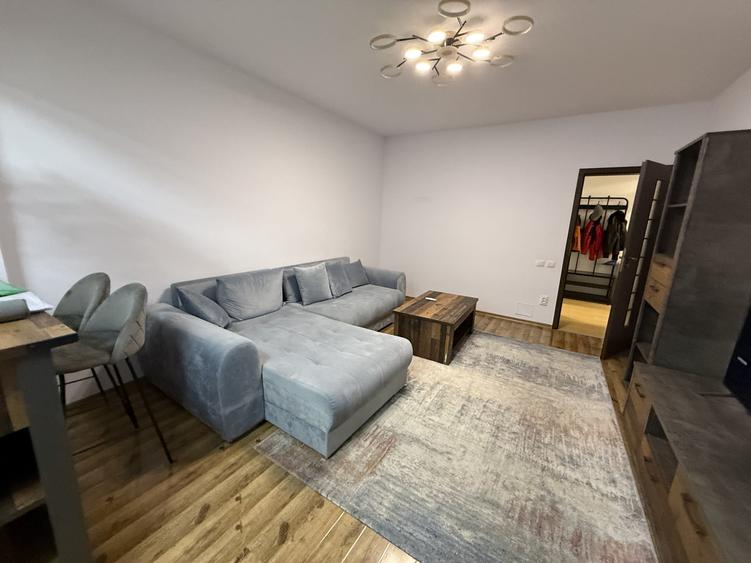 Apartament cu 3 camere semidecomandat, mobilat în Prelungirea Ghencea