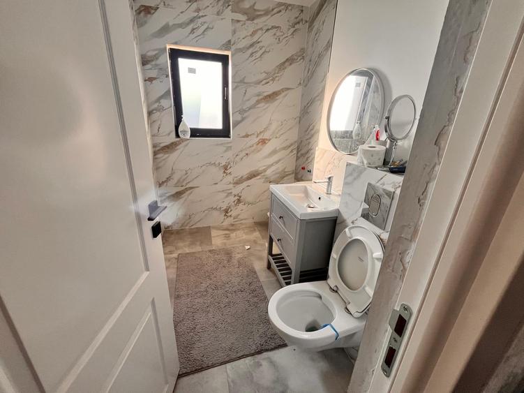 Apartament cu 3 camere semidecomandat, mobilat în Florești