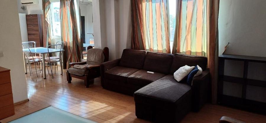 Apartament cu 4 camere semidecomandat în P-ța Romană
