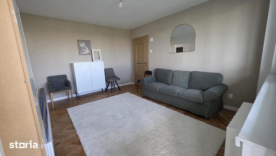 Apartament cu 3 camere semidecomandat în Tei
