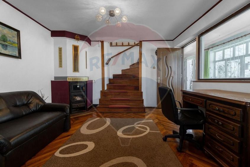 Casă cu 5 camere cu Teren 904 Mp în Sud-Vest