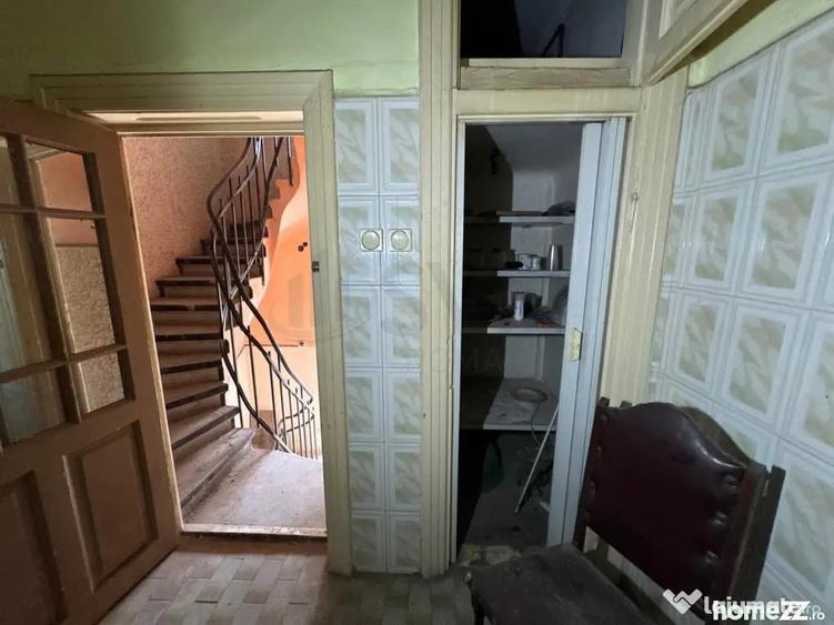Casă cu 11 camere cu Teren 341 Mp în Dudești