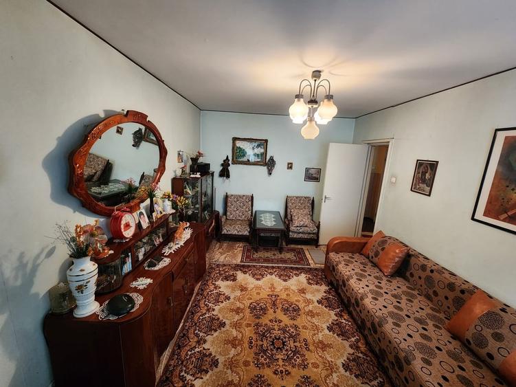Apartament cu 3 camere decomandat în Tineretului