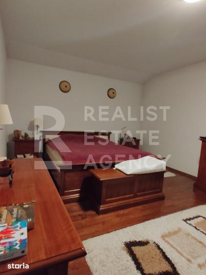 Casă cu 9 camere cu Teren 2000 Mp în Central