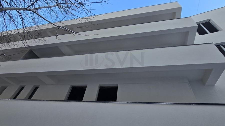Apartament cu 4 camere semidecomandat în Mihai Bravu