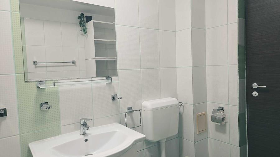 Apartament cu 2 camere semidecomandat, mobilat în Central