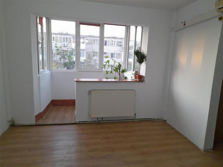 Apartament cu 3 camere semidecomandat în Dacia