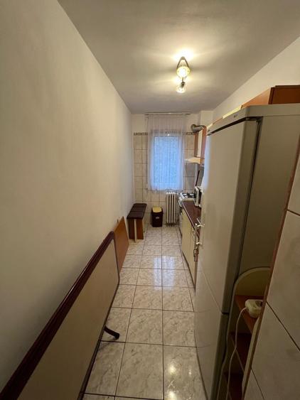 Apartament cu 3 camere decomandat în Craiovița Nouă