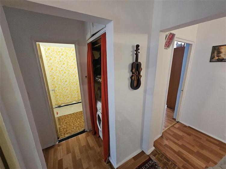 Apartament cu 3 camere decomandat în Micro IV