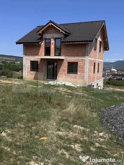 Casă cu 4 camere cu Teren 500 Mp în Dej