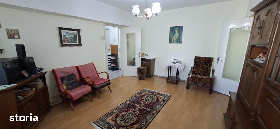 Apartament cu 3 camere semidecomandat în Nord