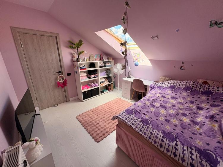 Apartament cu 4 camere semidecomandat în Florești