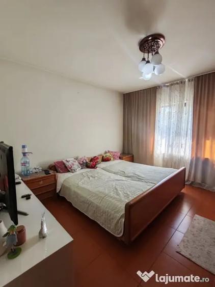 Casă cu 5 camere cu Teren 683 Mp în Central