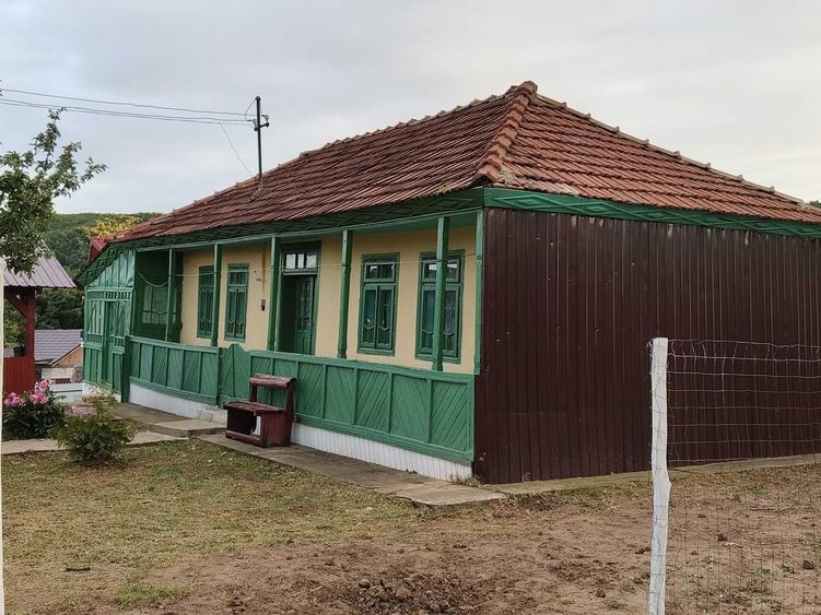 Casă cu 4 camere decomandat în Mogoșești