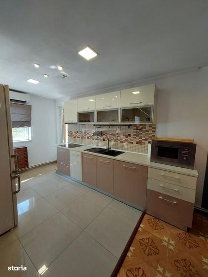 Apartament cu 3 camere semidecomandat în Vitan