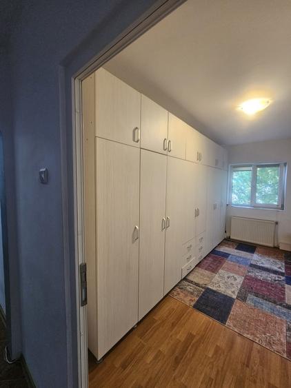 Apartament cu 4 camere decomandat în Milcov