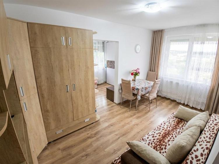 Apartament cu 3 camere semidecomandat în Valenta