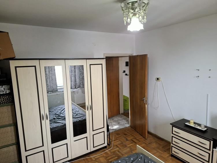 Apartament cu 2 camere semidecomandat în Craiovei