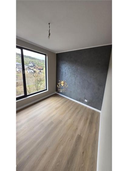 Casă cu 4 camere cu Teren 500 Mp în Bucium