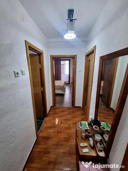 Apartament cu 3 camere semidecomandat, mobilat în Peninsula