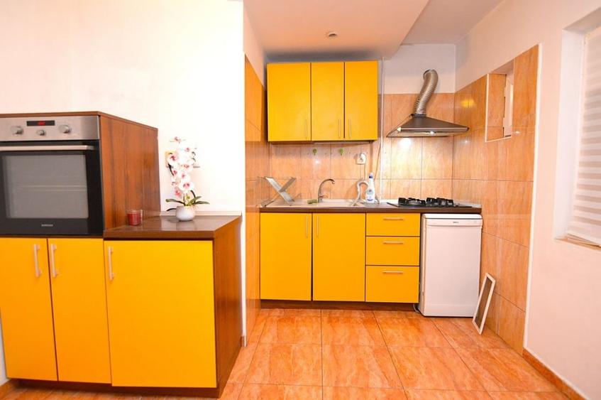Apartament cu 2 camere semidecomandat, mobilat în Decebal