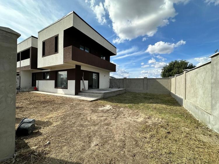 Duplex cu 5 camere cu Canalizare în Cumpăna