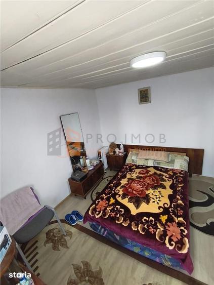 Casă cu 3 camere semidecomandat cu Teren 844 Mp în Pietroasele