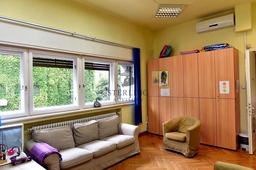 Casă individuală cu 12 camere cu Canalizare în Capitale