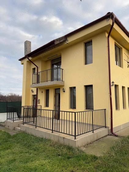 Casă cu 5 camere cu Teren 500 Mp în Episcopia Bihorului