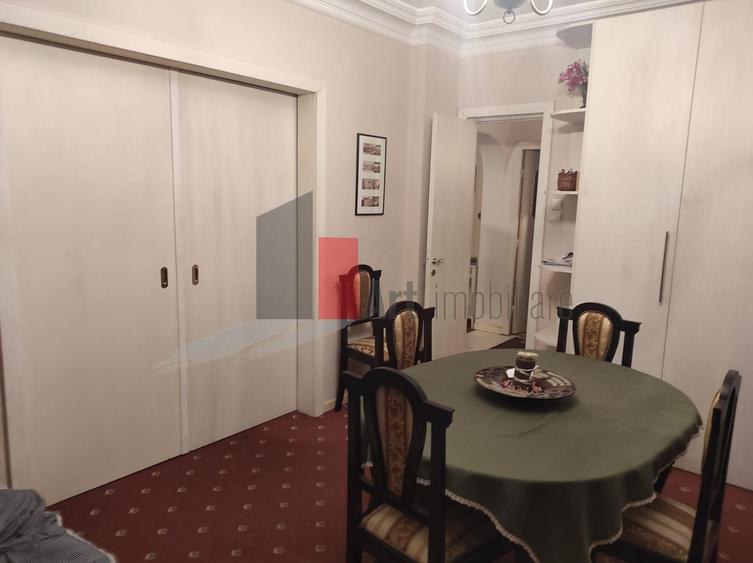 Apartament cu 3 camere semidecomandat în Universitate