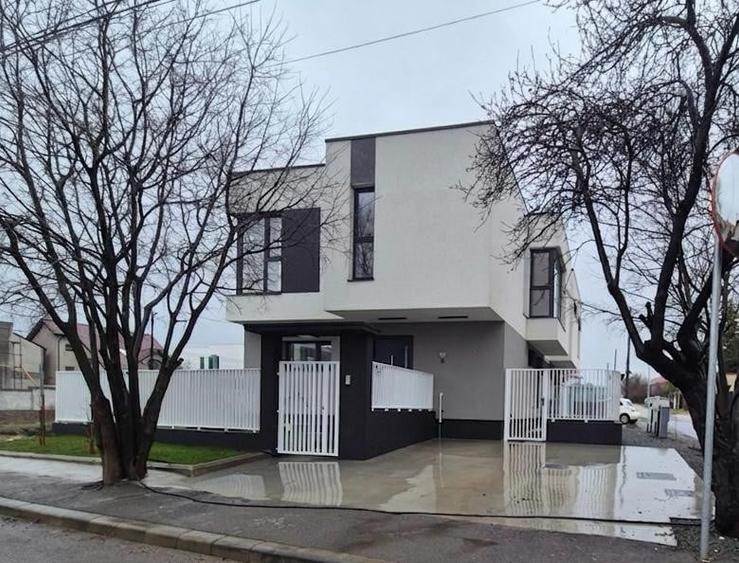 Duplex cu 4 camere cu Canalizare în Palazu Mare