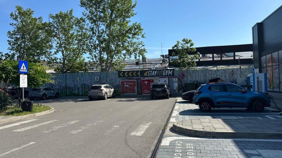 Spațiu comercial, de 4,457 mp, în Odăi