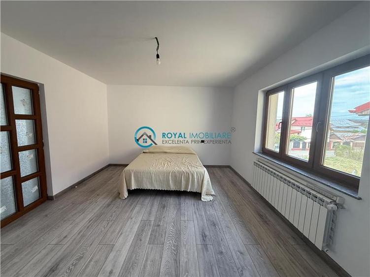 Casă individuală cu 5 camere cu Teren 3700 Mp în Central