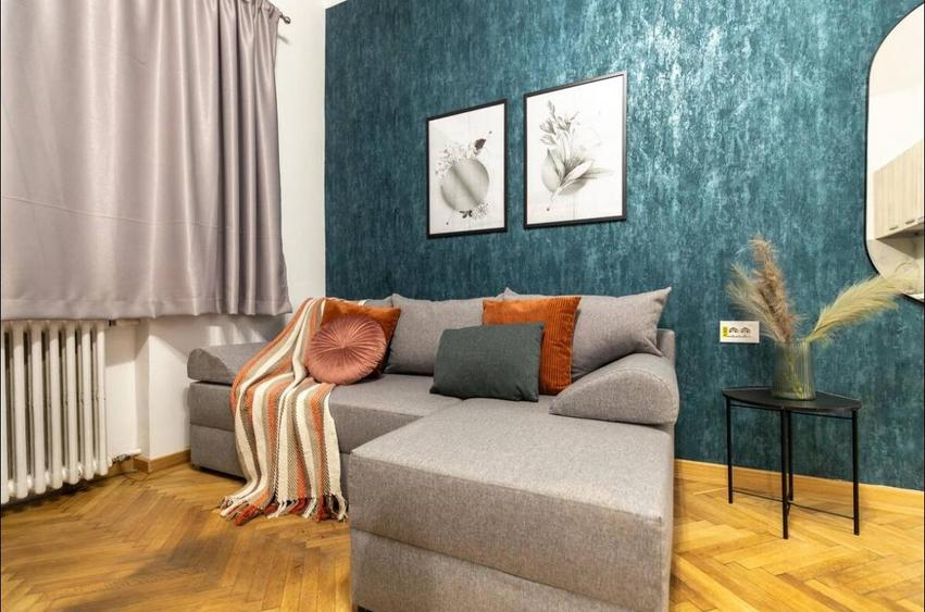 Apartament cu 3 camere semidecomandat în P-ța Romană