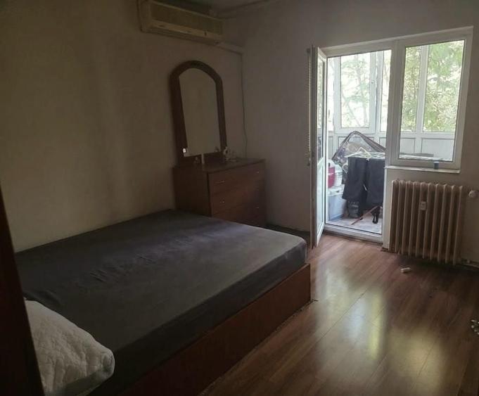 Apartament cu 4 camere decomandat în Rovine