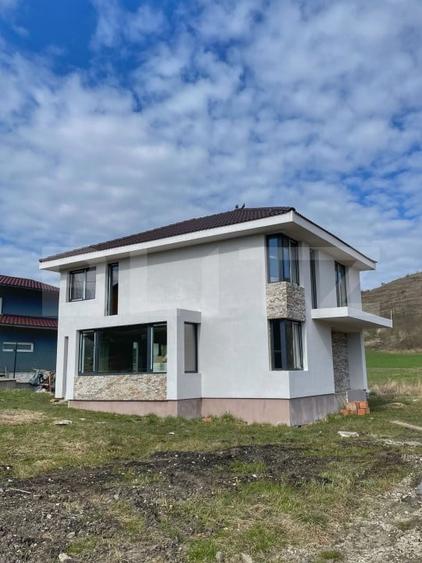 Casă individuală cu 5 camere cu Teren 700 Mp în Corpadea