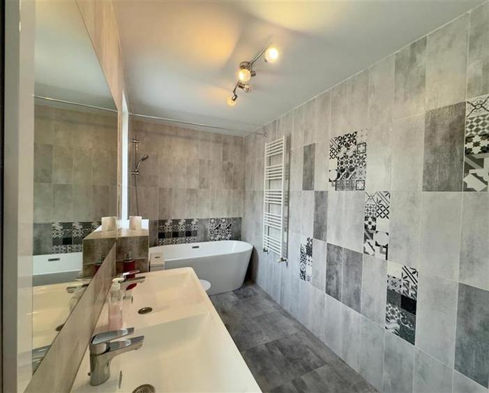 Duplex cu 4 camere cu Canalizare în Rediu