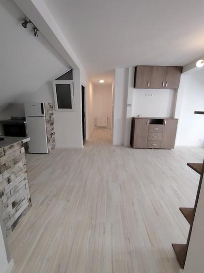 Apartament cu 4 camere semidecomandat în Florești