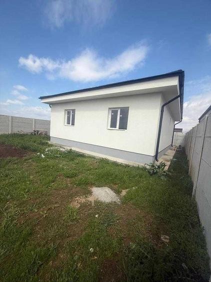Casă cu 3 camere decomandat în Vârteju
