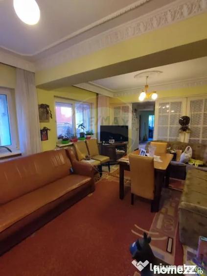Casă cu 8 camere cu Teren 475 Mp în Uverturii