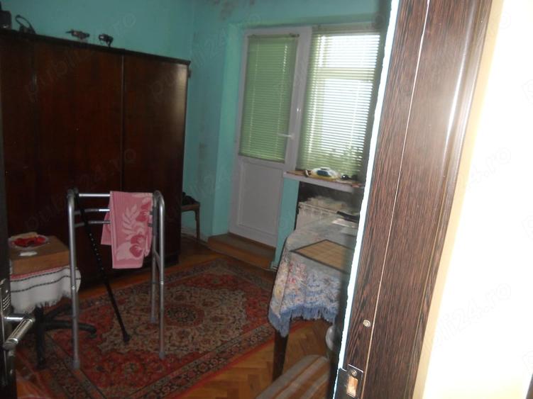 Apartament cu 3 camere semidecomandat în Precista