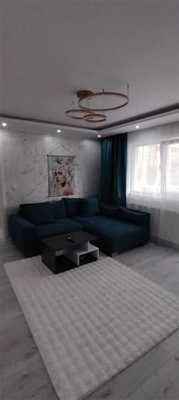 Apartament cu 3 camere semidecomandat, mobilat în Dâmbovița