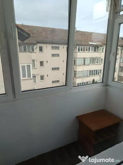 Apartament cu 4 camere decomandat în Sud
