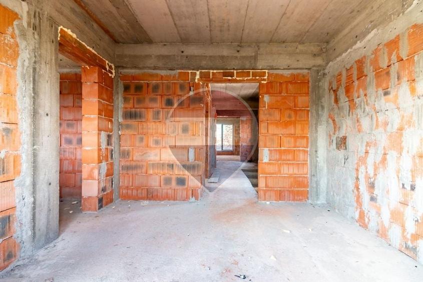 Casă individuală cu 5 camere cu Teren 264 Mp în Vest