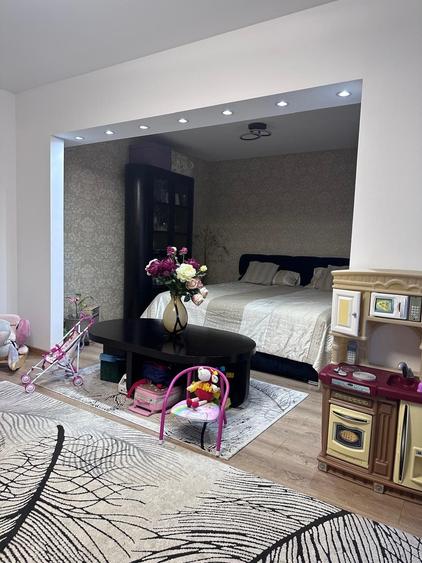 Apartament cu 4 camere decomandat în Petros